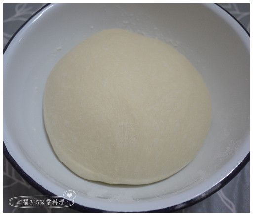 將材料全部放入麵包機中，選擇「揉麵+發酵」模式，新鮮酵母加溫鮮奶攪開，水量必須從全部的鮮奶量扣除，比方用20公克鮮奶攪開酵母，鮮奶只要再加240公克。行程結束後取出麵團，醒約15分鐘。