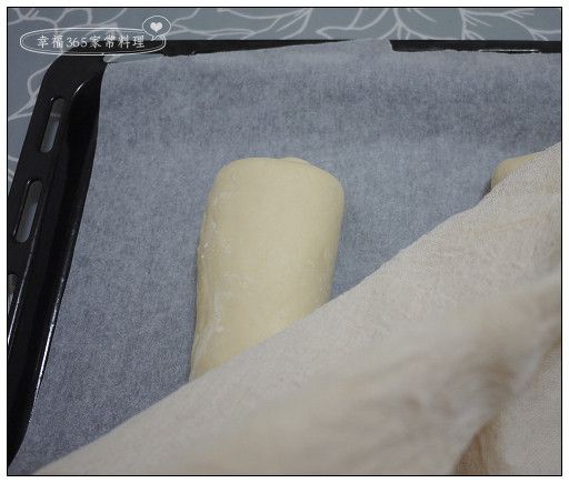 完成4個麵團之後，蓋上發酵布，進行第二次發酵約1小時。