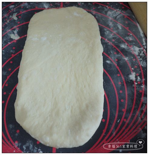 將麵團揉圓後撖平，撖成楕圓片狀。
