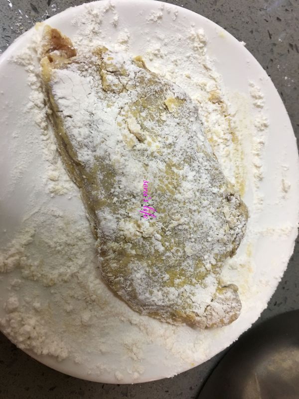 雙面沾地瓜粉，待返潮後，油炸：【厚炸豬排】