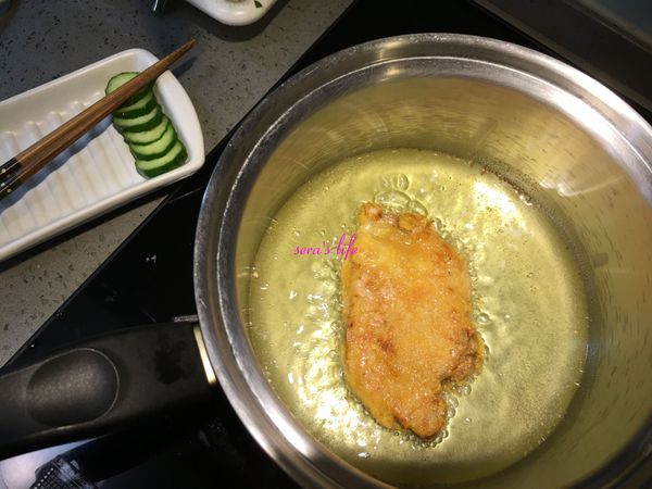 雙面沾地瓜粉，待返潮後，油炸：【厚炸豬排】