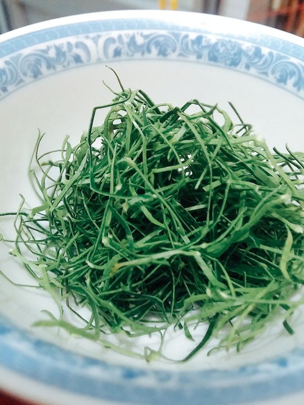 將檸檬葉卷好(愈緊愈好啊!)
再切成幼絲
(你會忍不住嗅多兩下，因為真的十分香啊!!)