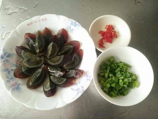 剝皮蛋殼並切成1/4顆、蒜頭敲碎、青蔥切珠、辣椒切碎，蠔油【萬家香】，備用；