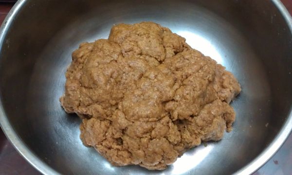 先處理[B]料：奶油放置室溫軟化後，和細砂糖一起用打蛋器拌勻後，加入芝蔴醬、黑糖拌勻，再加入一顆蛋拌勻。