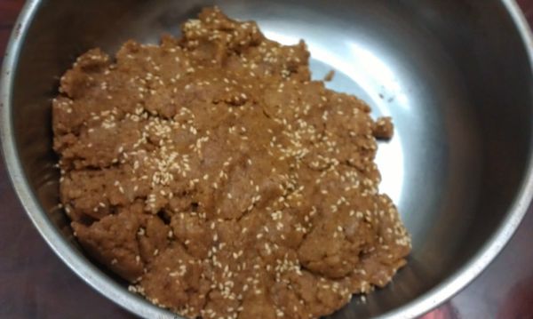 將[A]料混合後篩入調好的[B]料中，用刮刀以沿盆邊劃圓再輕壓的方式快度拌勻。(勿過度攪拌以免麵粉出筋造成餅乾脆硬，影響餅乾口感)