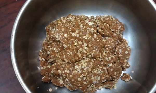 調和好的餅乾糊中加入[C]料拌勻，用保鮮膜包好，放入冰箱冷藏1小時(可以讓烤好的餅乾會變得比較鬆口唷)。