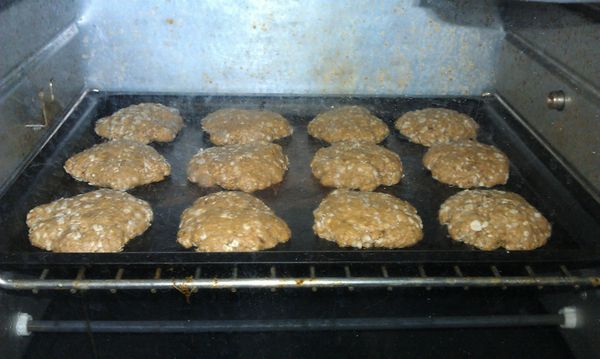 烤箱預熱160度烤20分鐘至上色後，繼續置於烤箱內用餘熱燜個10分鐘讓水份烤乾，取出放涼。