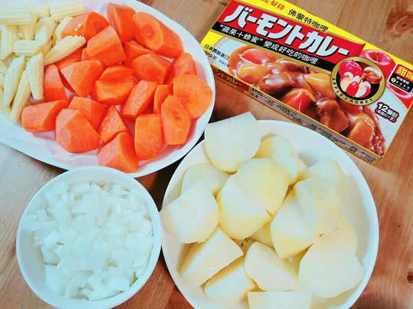 蔬菜切滾邊塊狀，洋蔥切丁