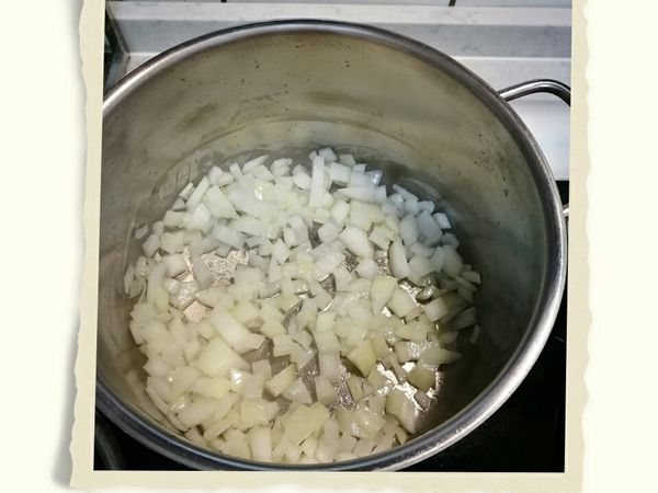 熱鍋加入橄欖油及洋蔥炒軟