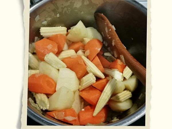 依序加入蔬菜拌炒