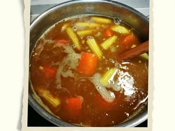 再加入咖哩塊，此時要轉文火，需不停攪拌，煮至咖哩醬變濃稠即可