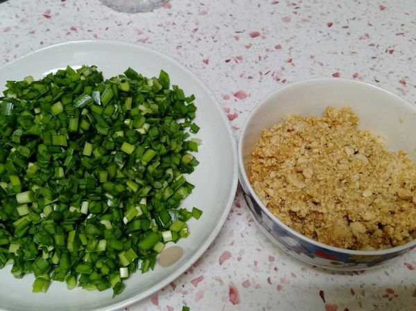 準備好食材，飯碗裡面是雞絞肉+凍豆腐渣加入素蠔油略醃5分鐘。