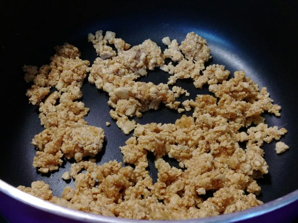 先加少許油炒熟雞絞肉末，熟後再加入韭菜末還有辣椒末炒至熟後，再用鹽跟七味粉調味即可。