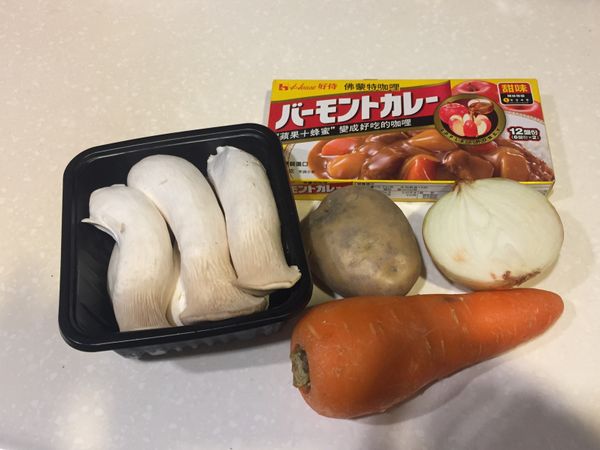 [杏鮑菇咖哩內餡 : 用量約400g, 25g*16] 
咖哩內餡可事先煮好冷藏備用，會更入味。