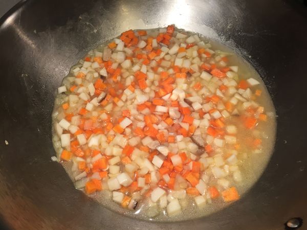 鍋子入二大匙油熱後，炒香洋蔥，加入杏鮑菇炒軟，再加入馬鈴薯及紅蘿蔔拌勻略炒。
加入淹過食材的水，大火煮開後，轉小火蓋鍋蓋悶煮10分鐘至食材熟軟。