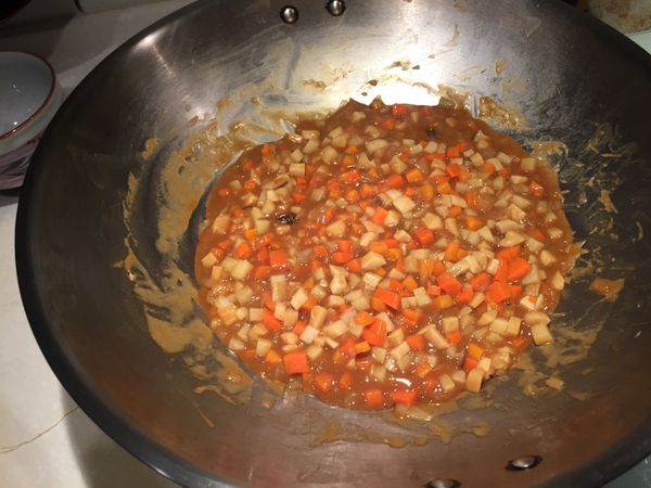 關火拌入二塊市售咖哩塊，拌勻後再開中小火煮至濃稠收汁。
放涼後可冷藏備用。
包餡前拌入麵包粉，可吸收湯汁，利於包製。