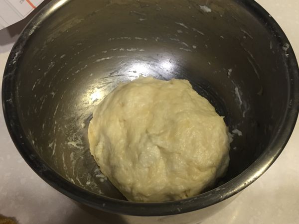 [油皮 : 約25g*16]
奶油回溫放軟。
將油皮所有材料放進盆裡，直接用手混合拌勻。水先保留10cc視麵糰乾溼程度添加調整。
拌勻後搓揉成糰，包上保鮮膜或加蓋，鬆弛30分鐘。