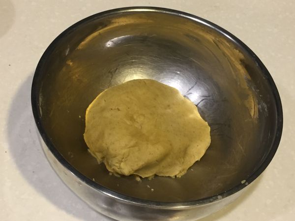 [油酥 : 約15g*16]
奶油回溫放軟、低筋麵粉與咖哩粉過篩。
將油皮所有材料放進盆裡，直接用手混合均勻成糰。
若未直接進行後續步驟，可包上保鮮膜或加蓋，放置冰箱冷藏備用。