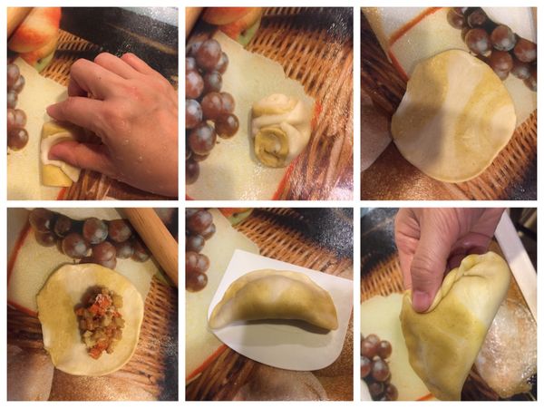 鬆弛好的麵糰，收口朝上，用大拇指自中間壓下，二邊麵糰往中間折捏壓扁。
擀成約12cm圓扁狀，翻面(光滑面朝外)包入25g內餡。內餡記得提前拌入麵包粉。
對折成半圓形，將半圓形邊緣壓緊壓平約1cm寬，會比較好折花邊。取麵皮一角往內折，每一步驟都壓緊壓平再續折。