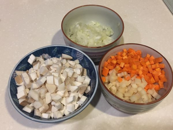 洋蔥、杏鮑菇、馬鈴薯、紅蘿蔔洗淨去皮切丁。