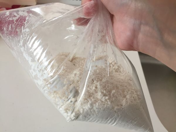 製作塔皮。準備一個乾淨、不要太薄的塑膠袋，將麵粉、糖、鹽放進去搖一搖混合均勻