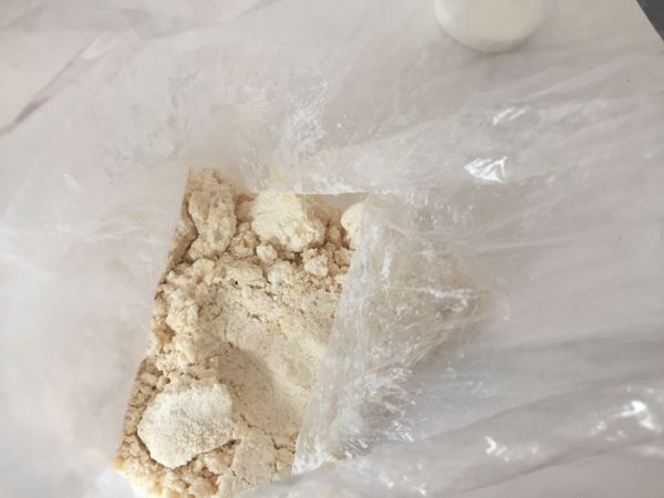 切小塊的奶油丟進去，隔著塑膠袋搓揉到大致上奶油有和麵粉混合成小麵團狀