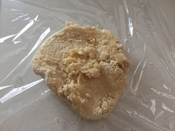 桌上鋪一大片保鮮膜，倒出塔皮，還有粉狀沒關係