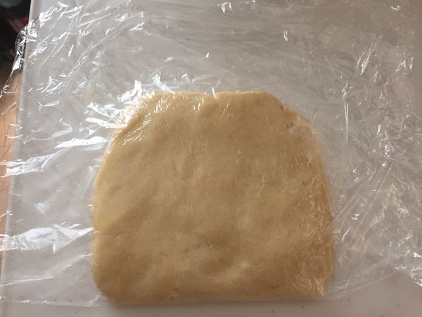 隔著保鮮膜折疊幾次，到這個狀態就可以囉。冷藏15分，讓它不要太軟（怕奶油融化）