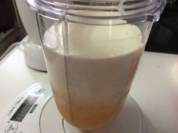 做布丁液前先將烤箱開始預熱180度。

布丁液材料全部放進果汁機打勻，打到看不見蛋清。沒有果汁機就用打蛋器手打，盡量打均勻，但手打的最後倒入模型時要過濾，才能濾掉蛋清。記得果汁機絞打的會產生細泡，用湯匙撈掉就好了，搞剛一點用過濾的也可以