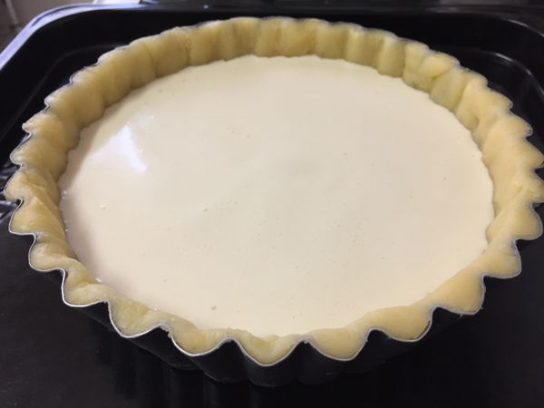 把冷藏的塔模拿出來，（過濾）倒入布丁液到8分滿。烤箱預熱好後放入，180度烤35-40分