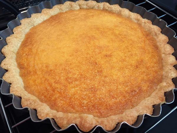 確實放涼再脫模。甚至可以在確實放涼後整個放進一個大夾鏈袋裡（防乾）後冷藏，隔天再吃更好吃