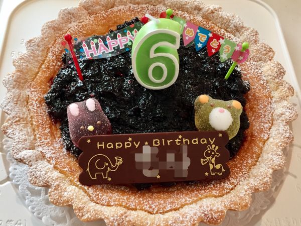 可以在有重要節日時，前一天烤好布丁塔放冷藏，隔天稍微裝飾一下，例如照片中：旁邊灑上糖粉，中間放上自製的桑椹果醬（任何喜歡的果醬或水果都可以～），插上些裝飾品就變成最好的祝福囉～