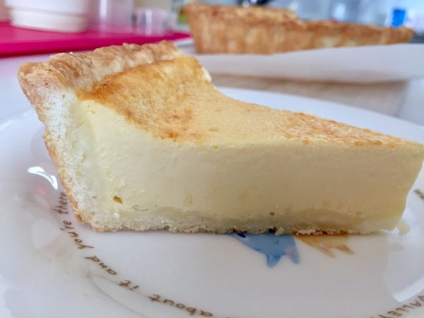 補上一張新做的切面喔～因為只有2顆蛋，就算冰隔夜口感仍然是綿滑的，如果想要內餡比較固狀就增加蛋量，例如變成3顆蛋，然後減少鮮奶油的量，以此類推～