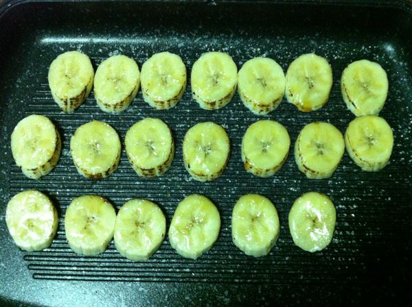 將香蕉切片灑上砂糖，以瓦斯噴槍火烤成焦糖香蕉備用。