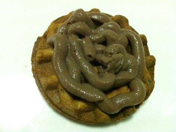 擠上巧克力風味卡士達醬。