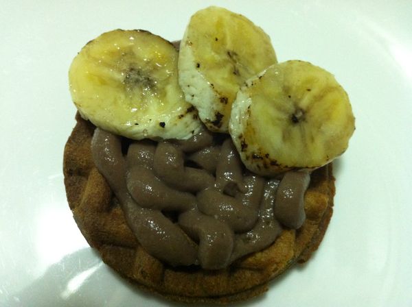 將焦糖香蕉逐片放上去。