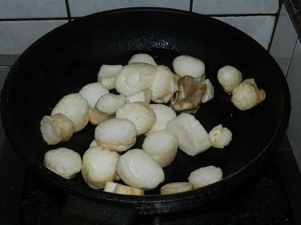 用玄米油起一油鍋，放入杏鮑菇快炒，然後下兩大匙水將杏鮑菇煮軟