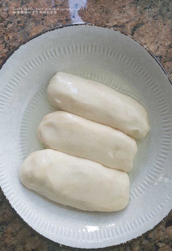 先將鹽和水混合加入高筋麵粉內搓成麵糰， 在麵糰上掃上適量的油、 放在室溫內1.5至2小時，讓它自然鬆弛、 中國傳統下稱之為(醒麵)
