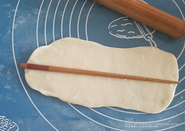 約兩個小時後將麵糰放平, 用麵糰棒輕輕幹平一點及幹長、繼而將筷子放在麵糰中央壓一下