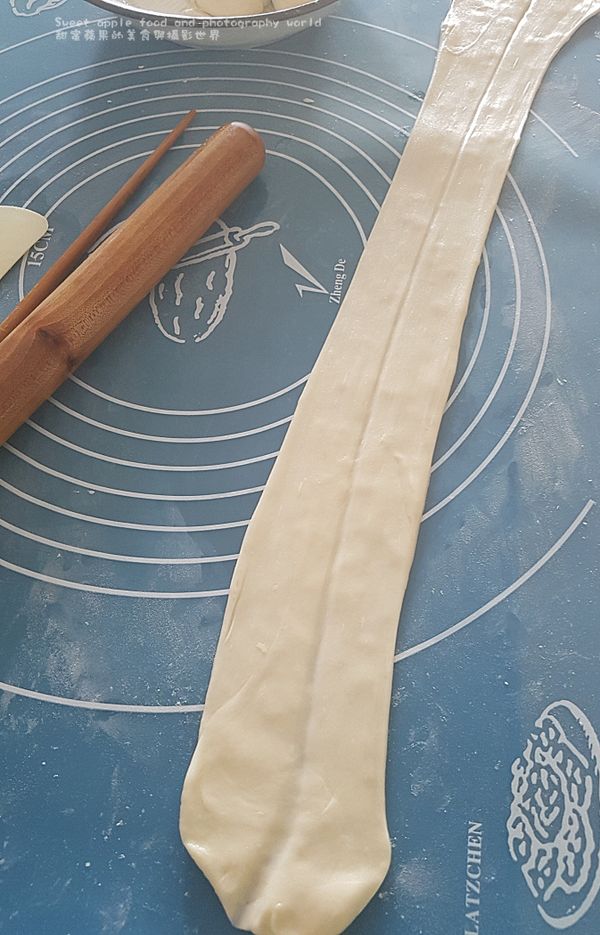 此時便可以將麵糰放在兩手的手指上輕輕將麵糰往左右拉長、 拉得有多長便要視乎你的經驗而已， 但一般已可以拉到兩呎只要你在(醒麵)的時間足夠便可以
