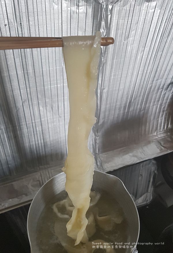 同時請預熱滾水，在拉好的麵條後放入滾水煮兩至三分鐘、又或是麵糰浮起即將為熟