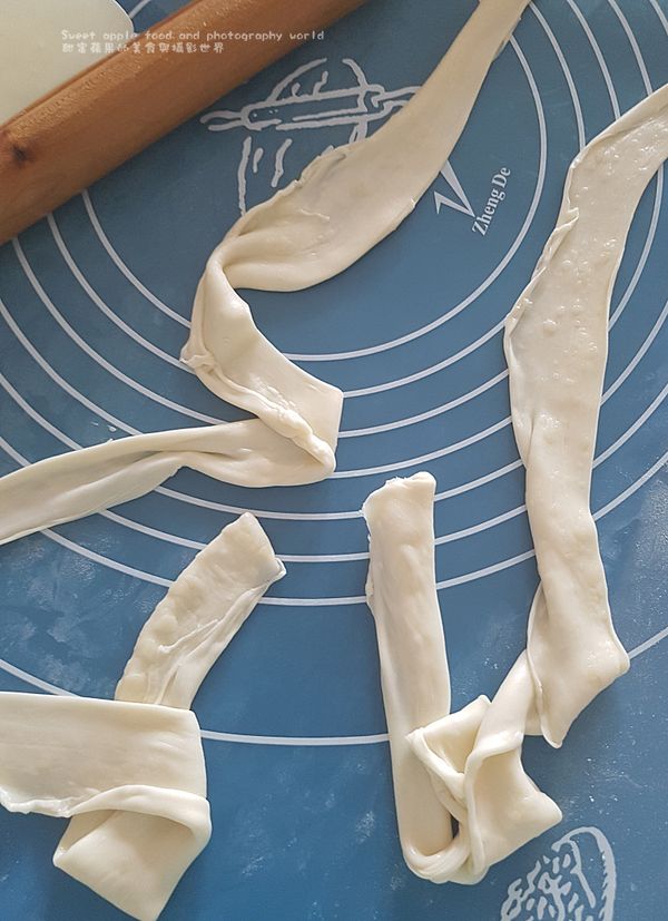 ☆小記: 今次麵粉上選用高筋麵粉,用意是口感會比較有韌性、有別於中筋麵粉， 如果家中沒有高筋麵粉而採用中筋麵粉亦無妨、但如果兩者相對比較之後你會喜愛高筋麵粉的韌性特質多一點☆