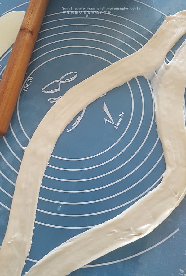 ☆筷子放在麵糰中央壓一下之形狀在拉好後輕易就在中央撕開☆
