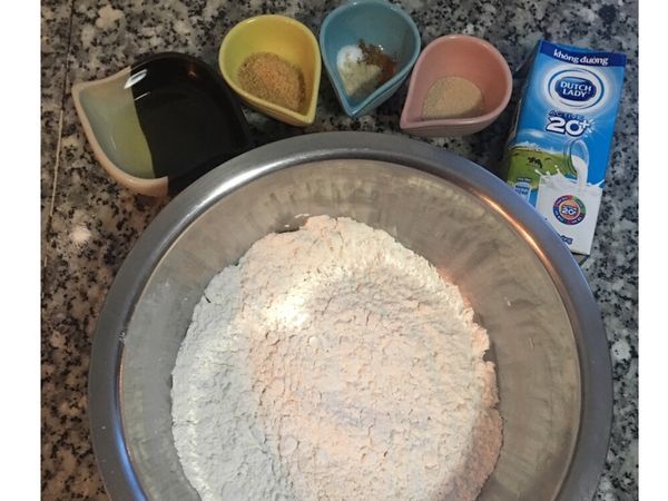 先將所有食材都秤好，高粉和中粉可以秤在一起，如要全用中粉也是可以的喔！