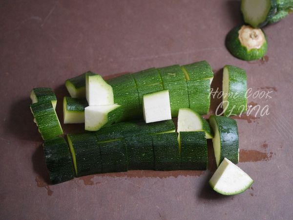 櫛瓜去頭尾蒂頭後切丁。