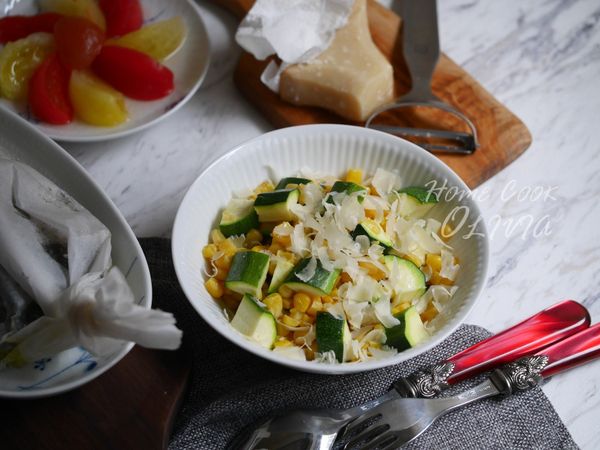 撒上大量現刨乾酪拌勻試吃調味。