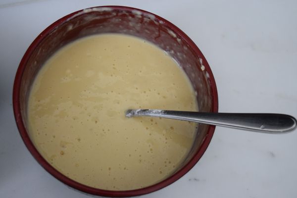 將所有材料攪拌均勻. 鍋熱後, 倒入麵糊, 以中小火煎至表面冒泡後, 再翻面煎至金黃.