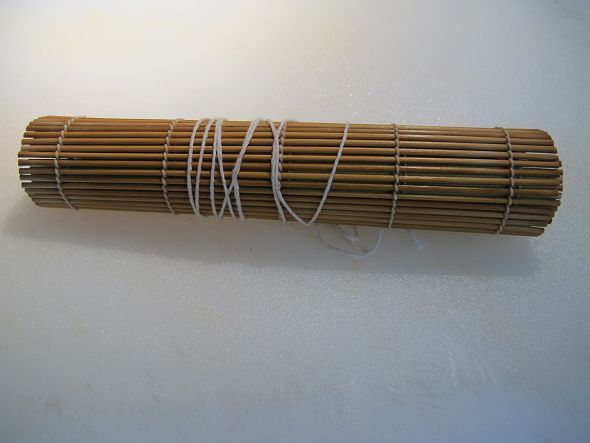 雞腿用竹簾捲好，放入魯汁中，水滾後關火浸泡約10分鐘→起鍋用紅糖煙薰至上色備用。