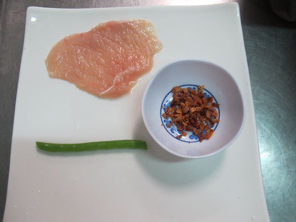 雞胸肉切一大薄片，灑上蒜頭酥，放上四季豆→捲好沾上麵粉入鍋煎至熟備用。