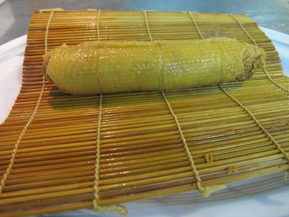 甜椒炒過用塩，胡椒粉稍調味→放至盤子上，青花菜、秋葵略燙過稍調味。